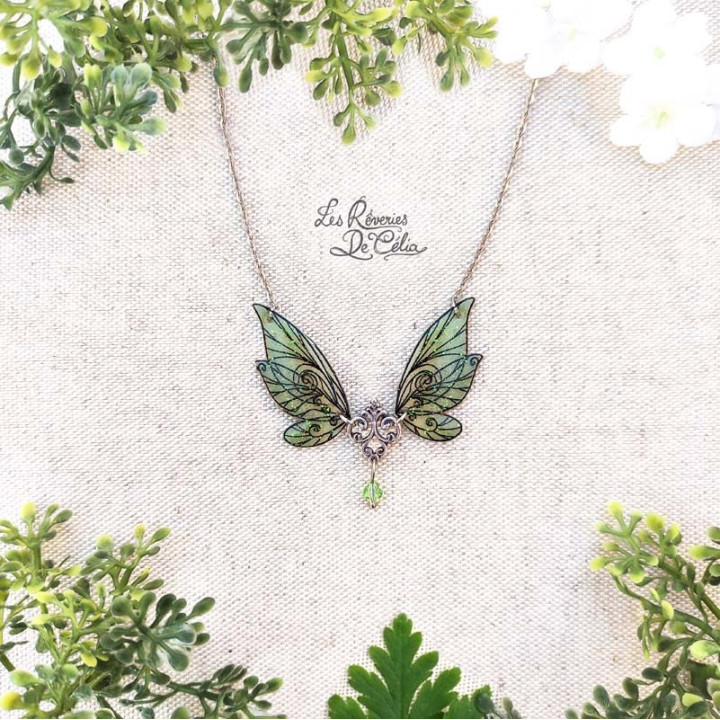 ALDÉRA - Petit collier ailes de fée vert clair