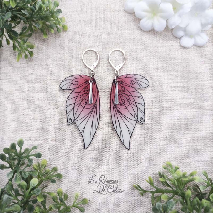 SÉLÈNE - Boucles d'oreilles ailes de fée argenté et framboise
