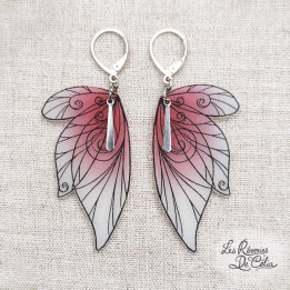 SÉLÈNE - Boucles d'oreilles ailes de fée argenté et framboise