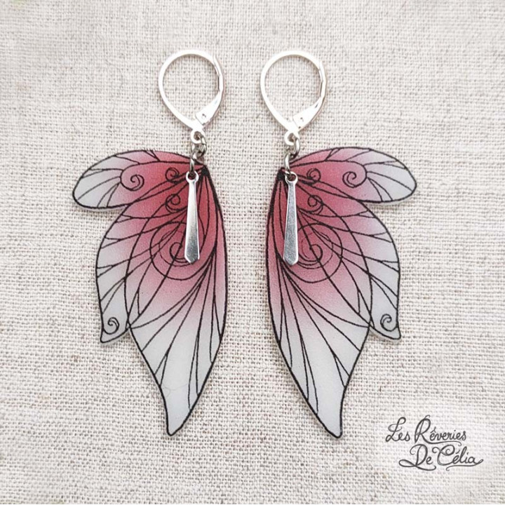 SÉLÈNE - Boucles d'oreilles ailes de fée argenté et framboise