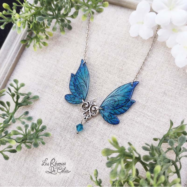 ALDÉRA - Petit collier ailes de fée bleu galaxy