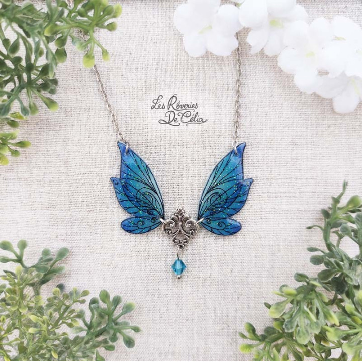 ALDÉRA - Petit collier ailes de fée bleu galaxy