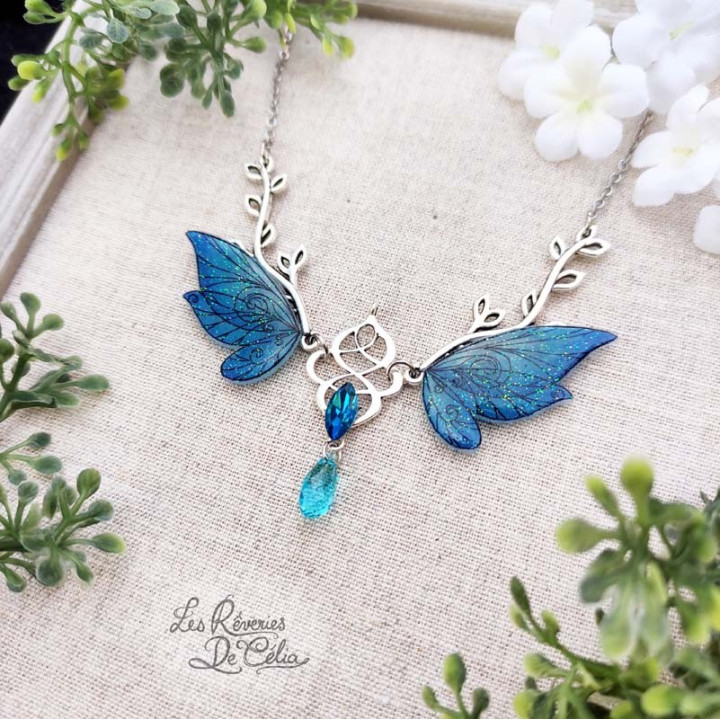 SYLVANIA - Collier Ailes de fée sylvestre bleu galaxy brillant