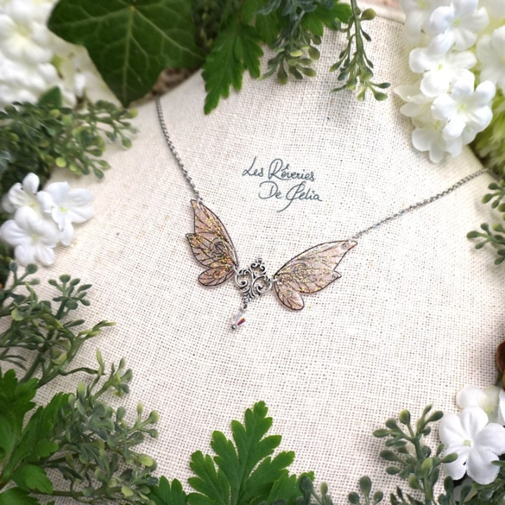ALDÉRA - Petit collier ailes de fée orange clair