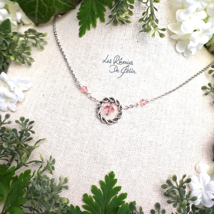 NAIA - Collier anneau entrelacs et cristaux rose