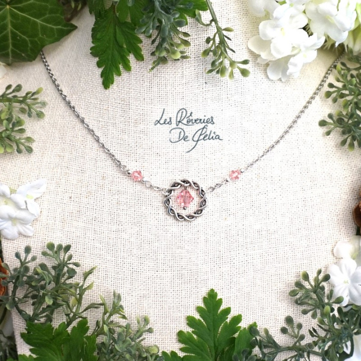 NAIA - Collier anneau entrelacs et cristaux rose
