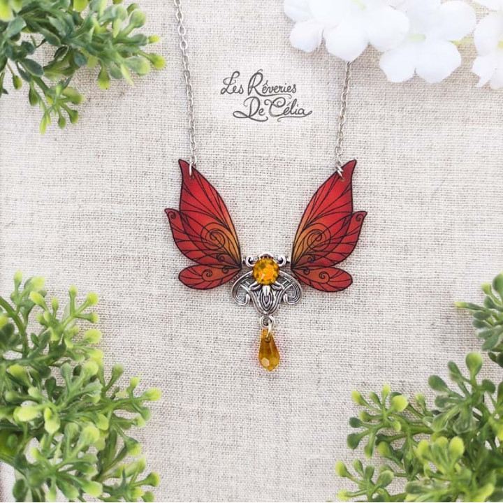 EVERLYNE - Collier Ailes de fée Art Nouveau rouge mat (version 2)