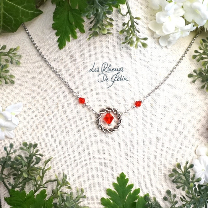 NAIA - Collier anneau entrelacs et cristaux rouge