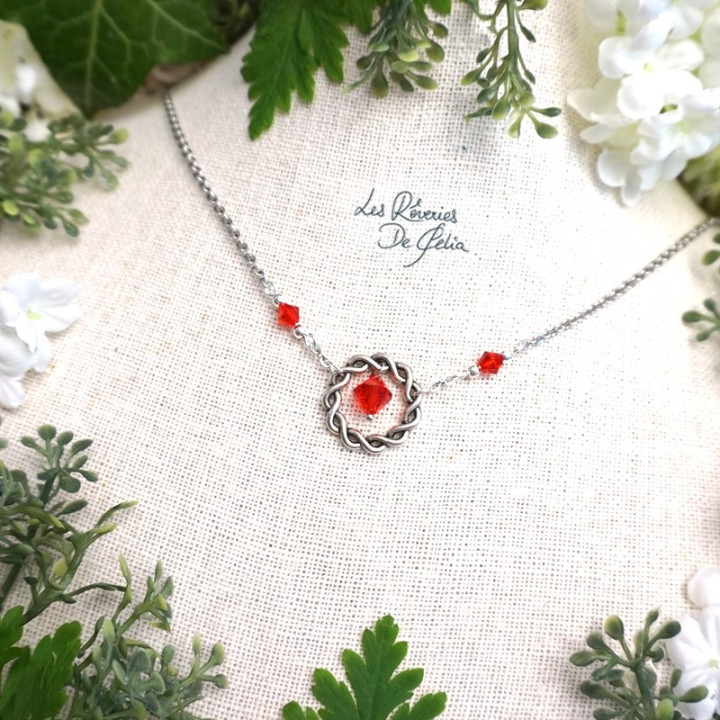 NAIA - Collier anneau entrelacs et cristaux rouge