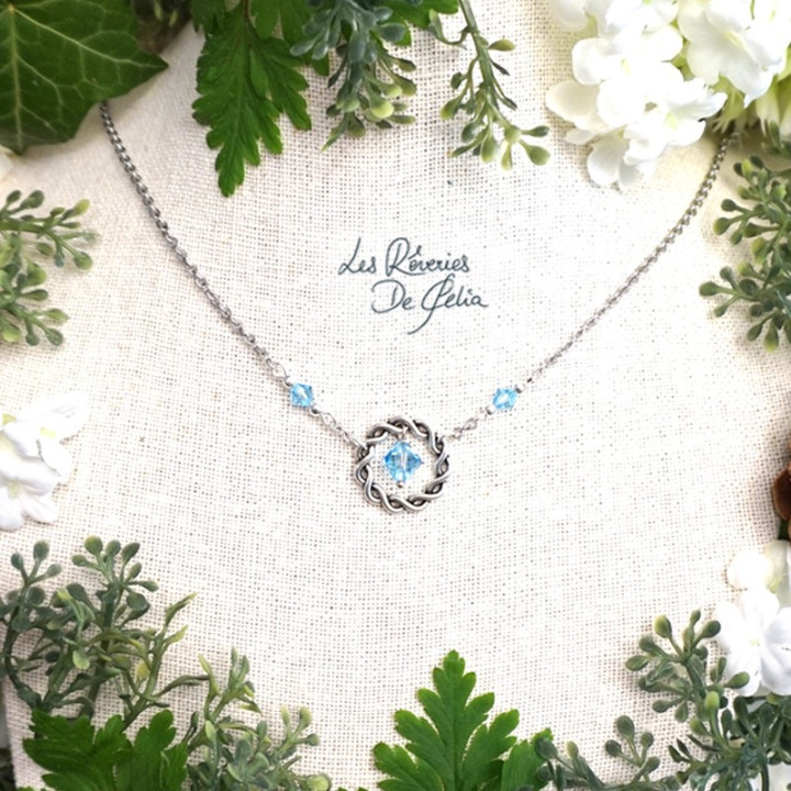 NAIA - Collier anneau entrelacs et cristaux bleu clair