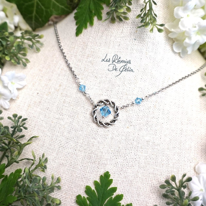 NAIA - Collier anneau entrelacs et cristaux bleu clair