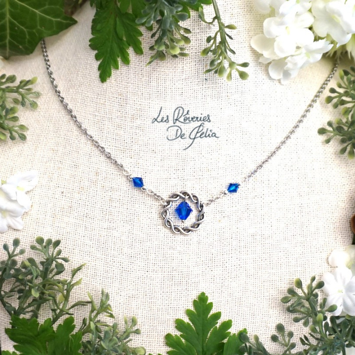 NAIA - Collier anneau entrelacs et cristaux bleu foncé