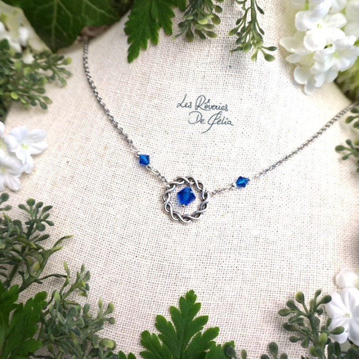 NAIA - Collier anneau entrelacs et cristaux bleu foncé