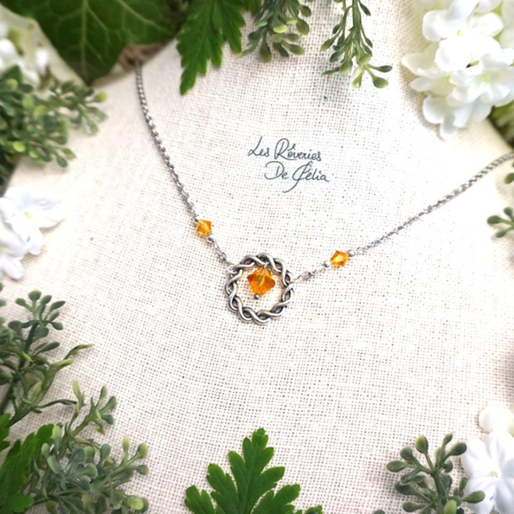 NAIA - Collier anneau entrelacs et cristaux orange