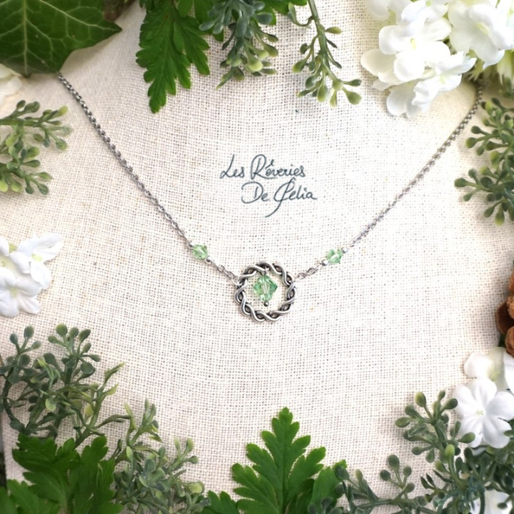 NAIA - Collier anneau entrelacs et cristaux vert