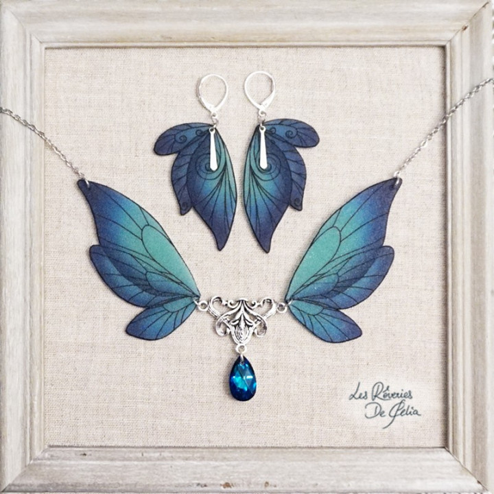 COFFRET 5 - Collier Majestiel et boucles d'oreilles ailes de fée bleu
