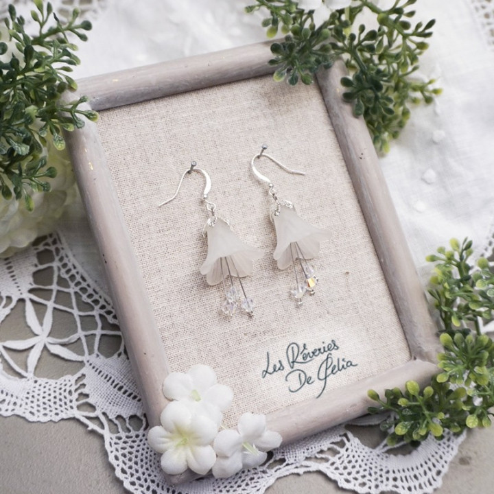 MIRANA - Boucles d'oreilles fleurs blanches mat