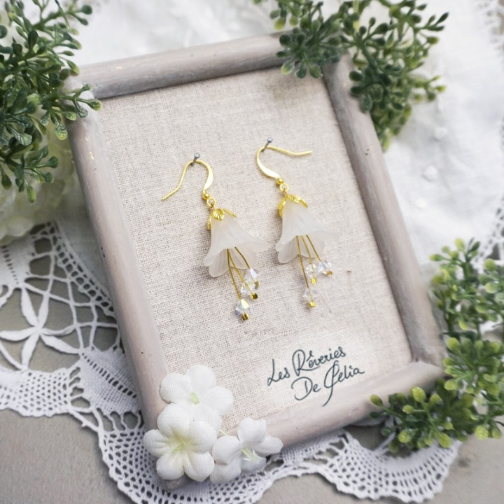 MIRANA - Boucles d'oreilles fleurs blanches mat