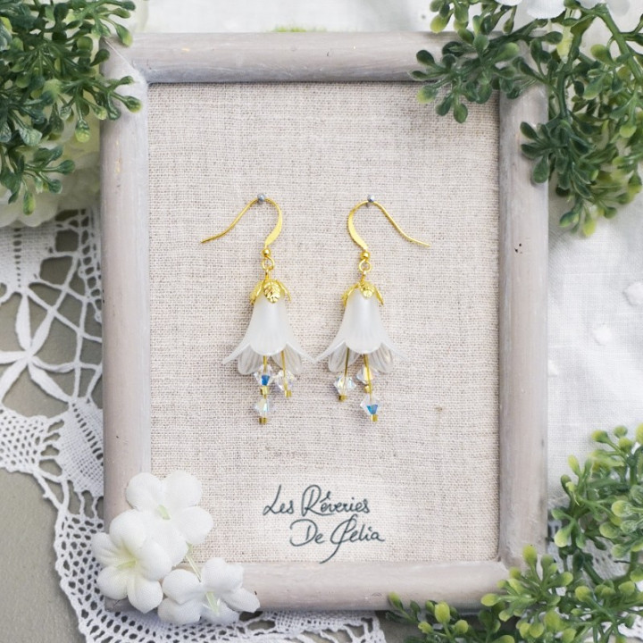 MIRANA - Boucles d'oreilles fleurs blanches nacrées