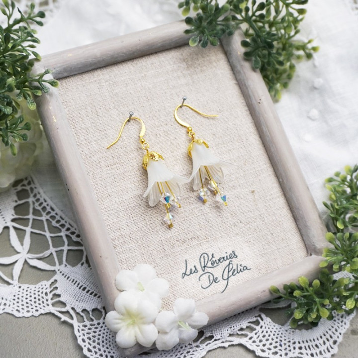 MIRANA - Boucles d'oreilles fleurs blanches nacrées