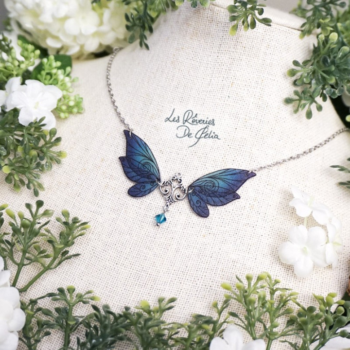 ALDÉRA - Petit collier ailes de fée bleu/turquoise