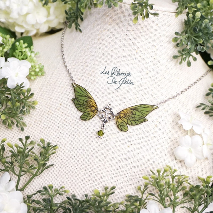 ALDÉRA - Petit collier ailes de fée vert