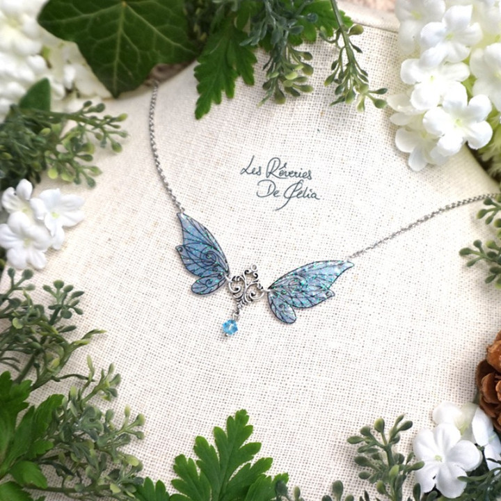 ALDÉRA - Petit collier ailes de fée bleu