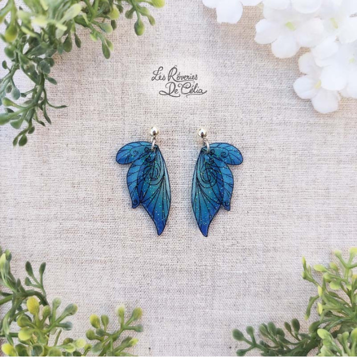 CALIXTE - Boucles d'oreilles mini ailes de fée bleu galaxy