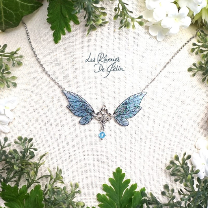 ALDÉRA - Petit collier ailes de fée bleu