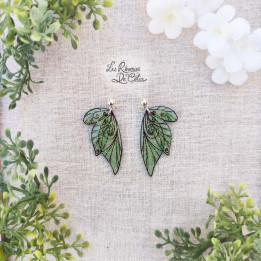 CALIXTE - Boucles d'oreilles mini ailes de fée vert clair