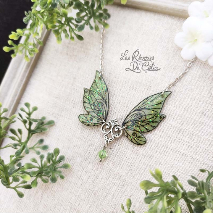 ALDÉRA - Petit collier ailes de fée vert clair